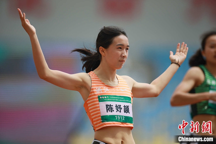 战胜偶像的挑战：15岁陈妤颉在全国冠军赛女子