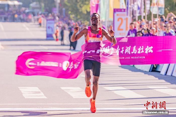 查干湖马拉松万人开跑，肯尼亚选手夺取男子冠
