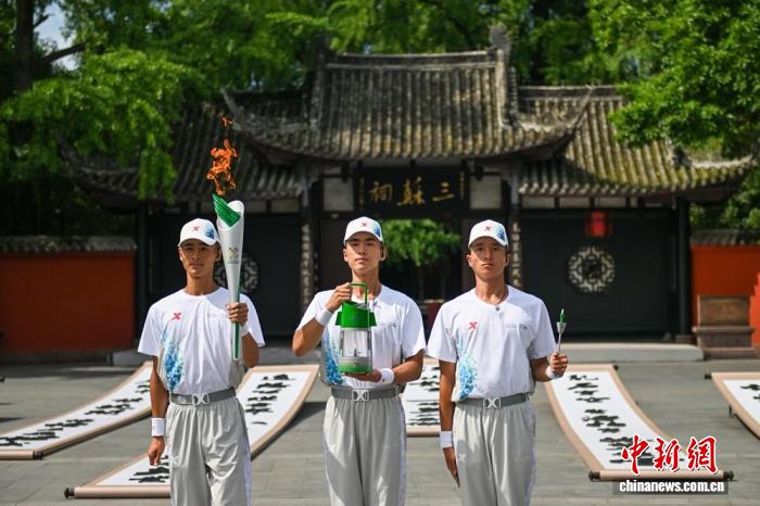 世界运动会火炬传递走进三苏祠 文脉与体育精神