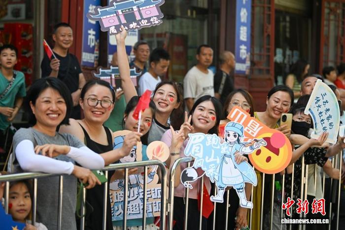 世界运动会火炬传递走进三苏祠 文脉与体育精神