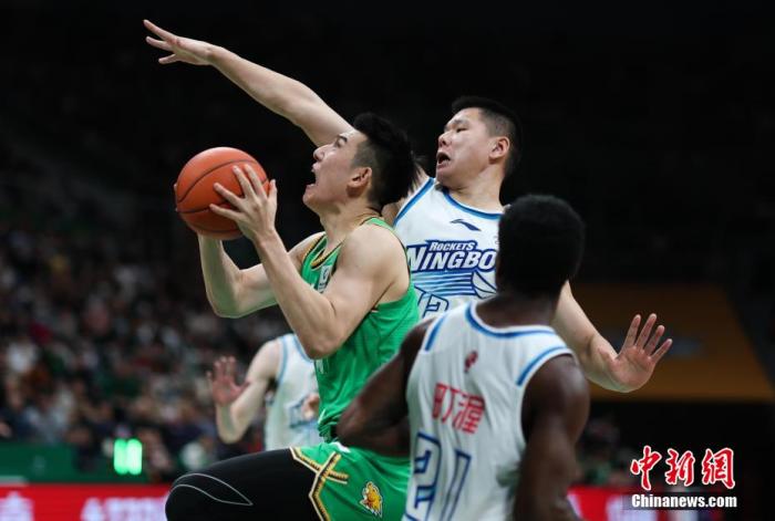 付豪肘击琼斯致其牙齿脱落引争议