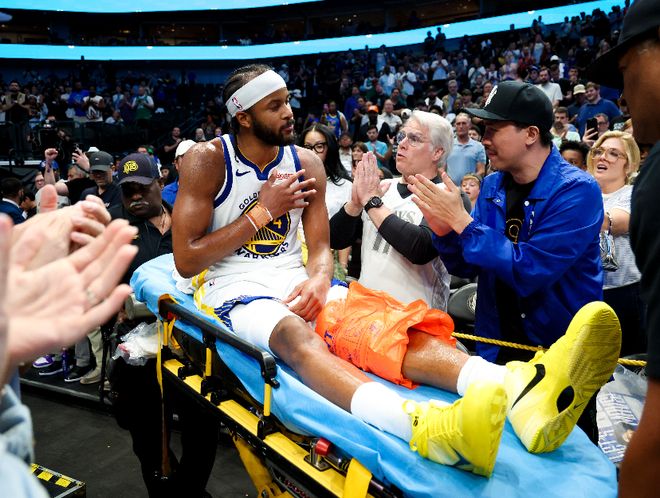 勇士加时险胜独行侠 穆迪伤情引队友暖心守护