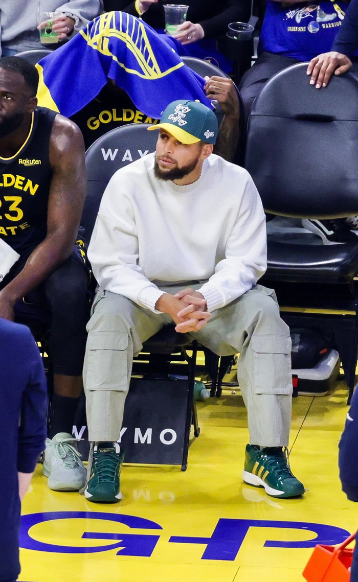 库里致敬詹姆斯高中球鞋 勇士对阵骑士赛前引发