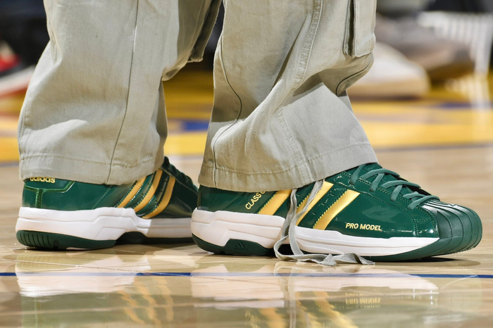 库里致敬詹姆斯高中球鞋 勇士对阵骑士赛前引发